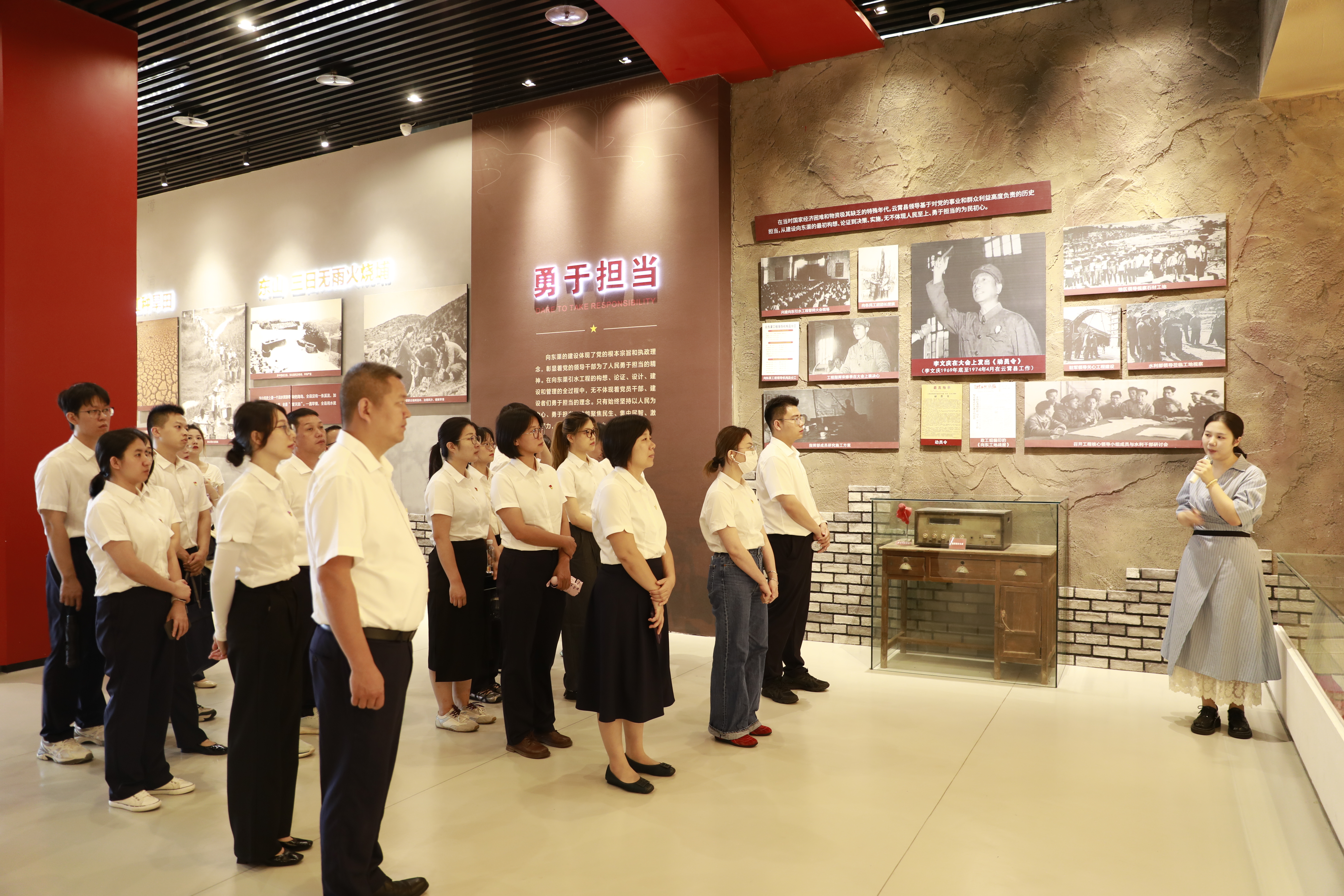 178393623877655.jpg 向东渠事迹教育基地参观2.jpg